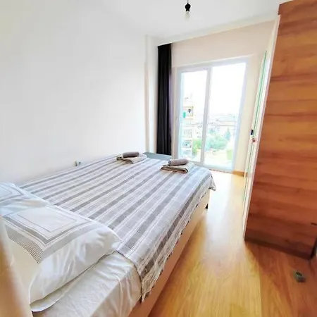 Havuzlu Luks Sitede 1+1 Daire Apartman *